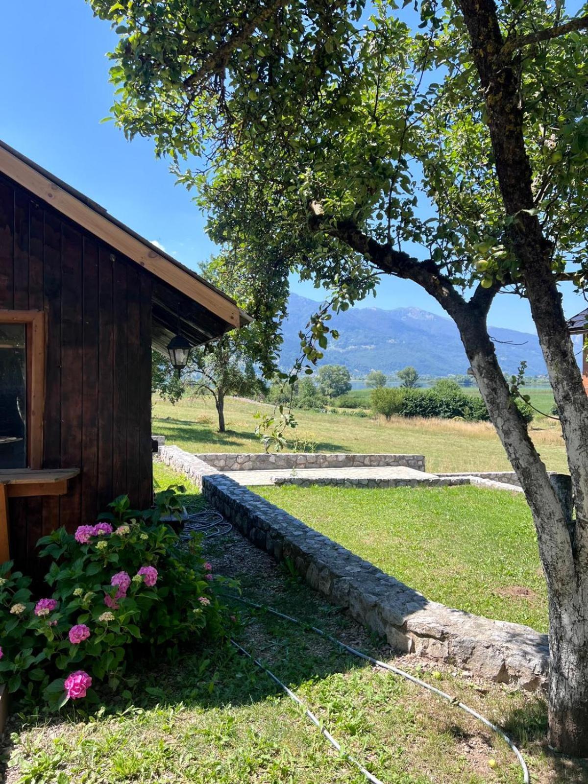 Camp Hotel Lake Views Плав Екстериор снимка