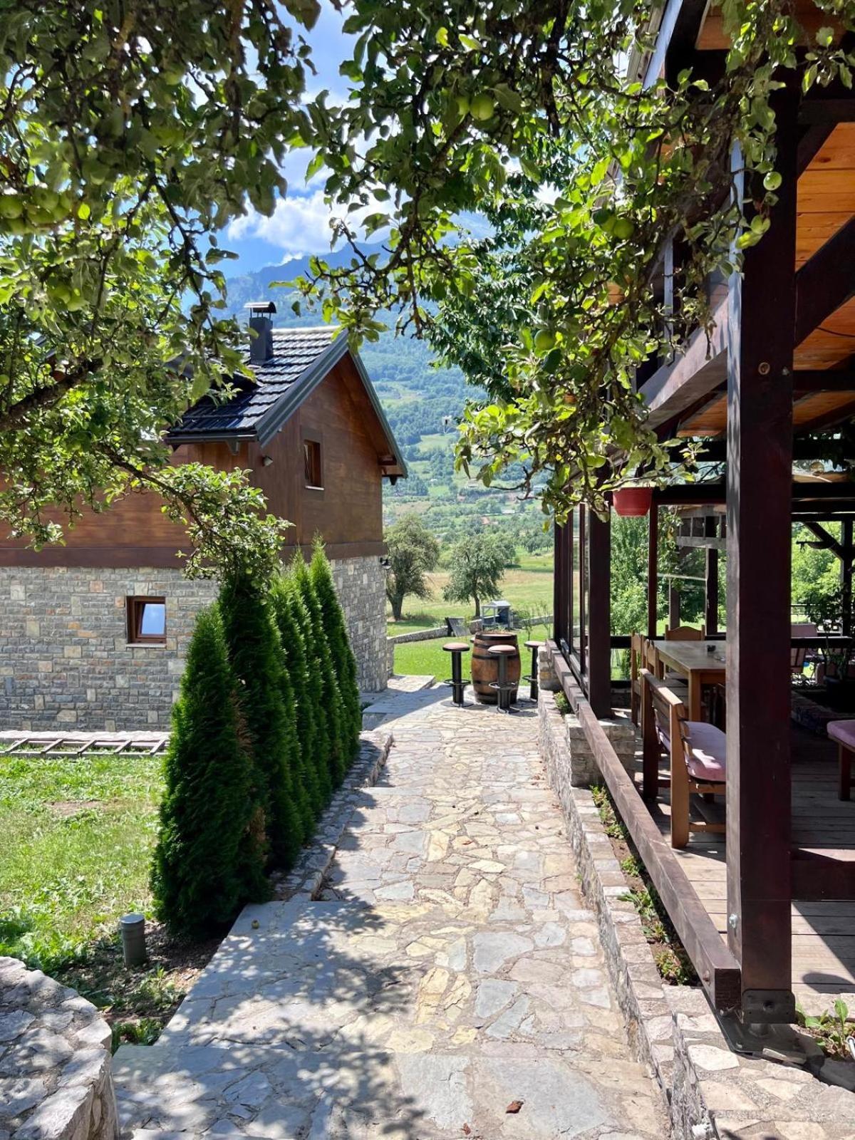 Camp Hotel Lake Views Плав Екстериор снимка