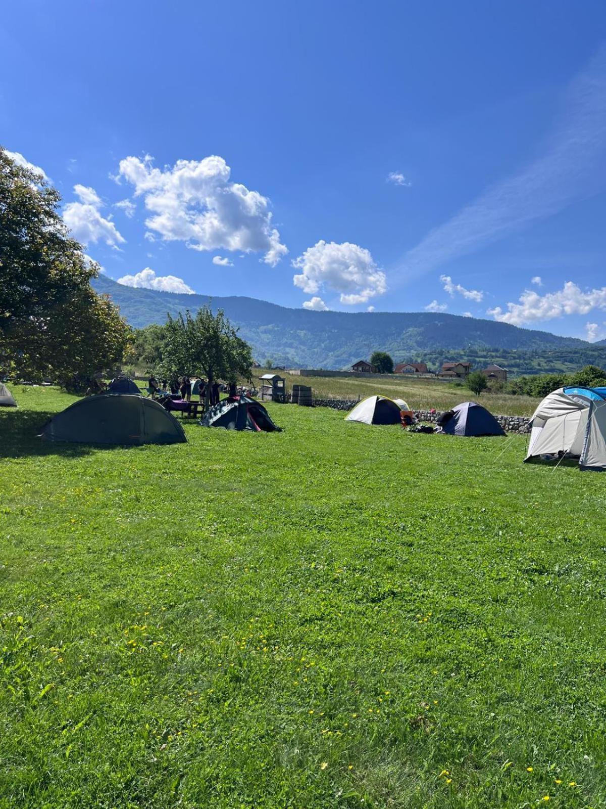 Camp Hotel Lake Views Плав Екстериор снимка