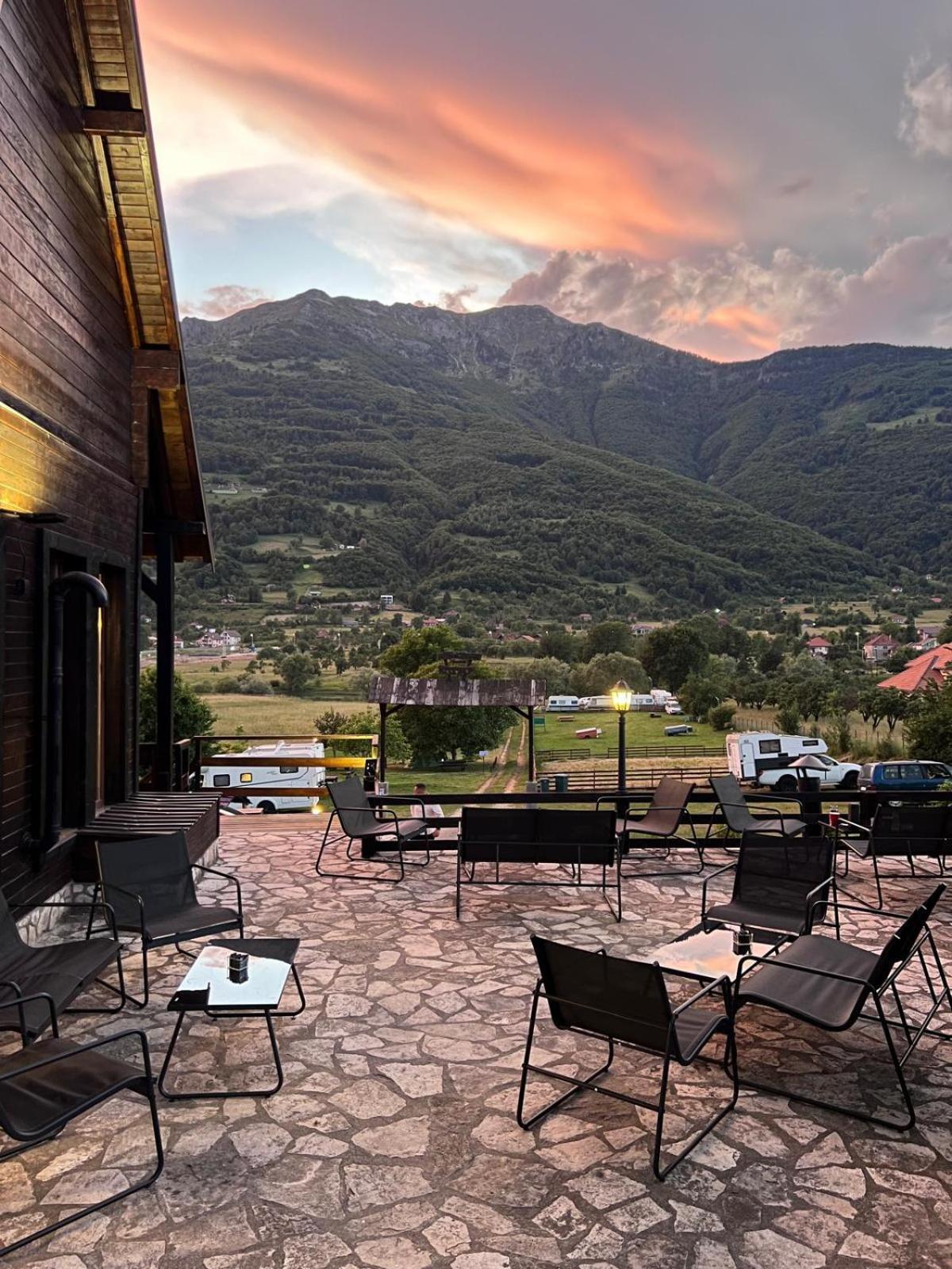 Camp Hotel Lake Views Плав Екстериор снимка