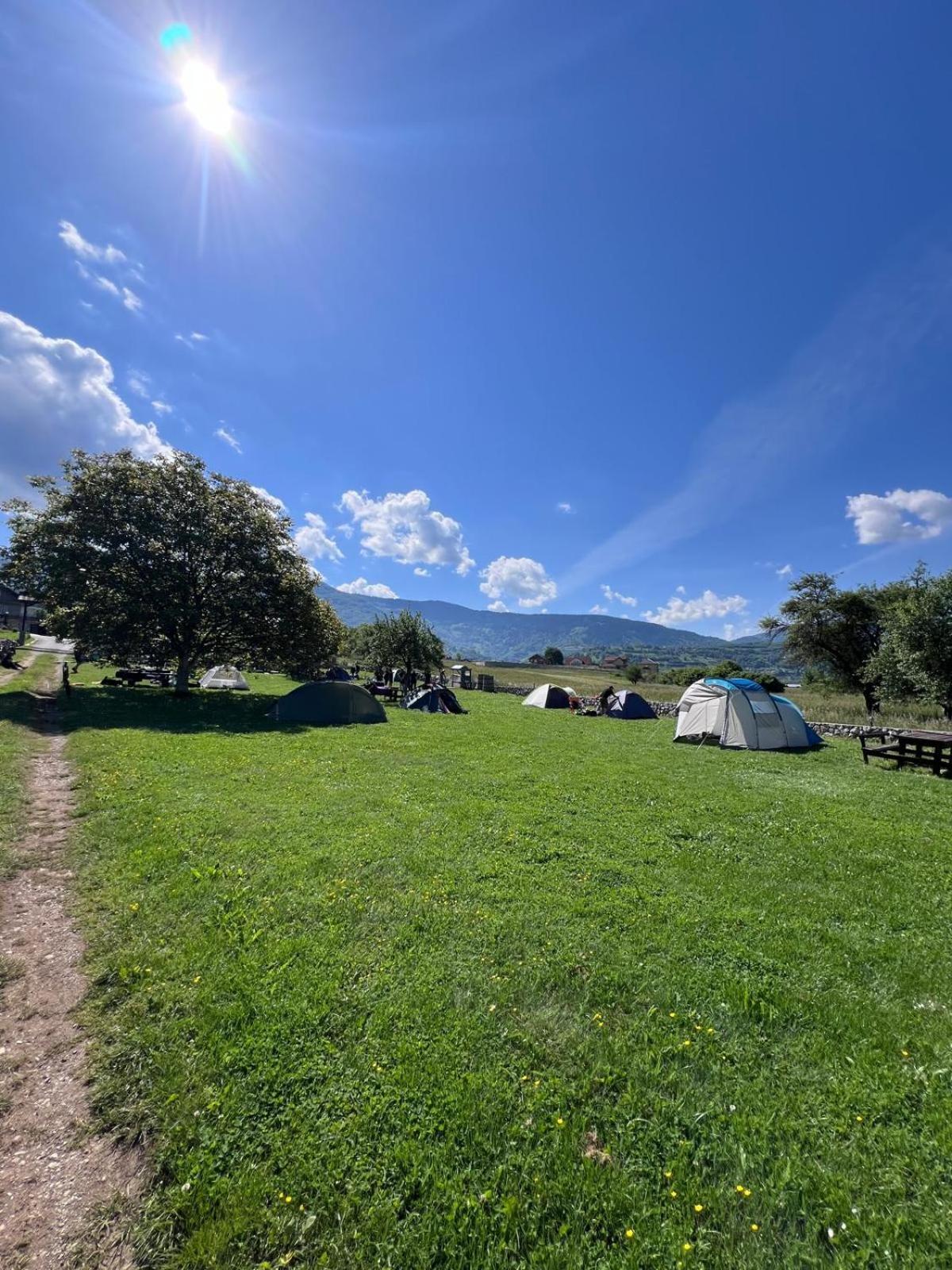 Camp Hotel Lake Views Плав Екстериор снимка