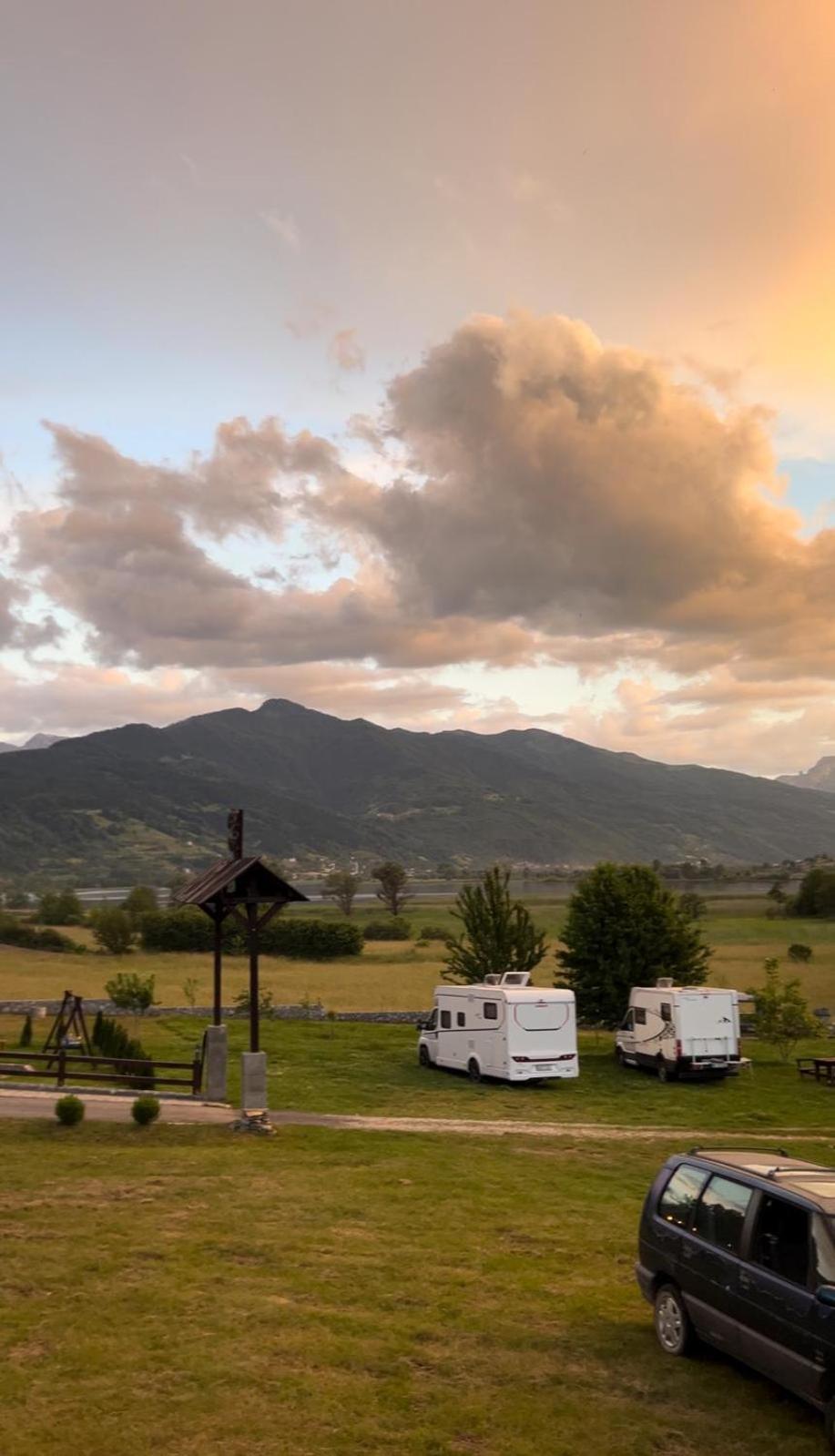 Camp Hotel Lake Views Плав Екстериор снимка