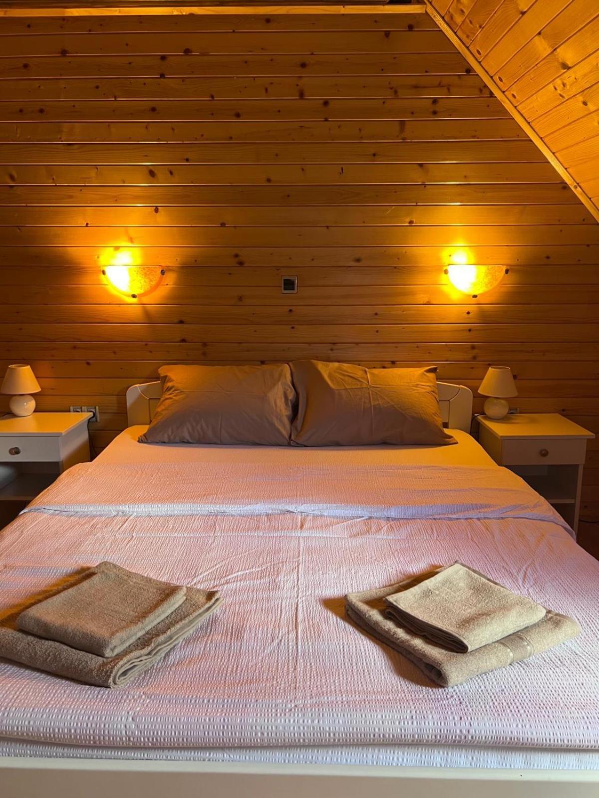 Camp Hotel Lake Views Плав Екстериор снимка